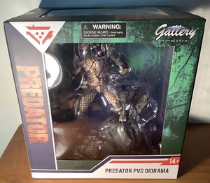 DEPREDADOR PVC DIORAMA JUNGLA GALERÍA DIORAMA DIAMOND SELECT - Imagen 1 de 5