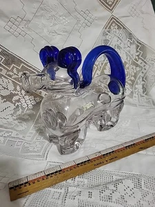 KOSTENLOSE MUNDGEBLASENE GLASSCHWEIN FIGUR FLASCHE MIT ROHEN APPLIZIERTEN BEINEN & KOBALTGRIFF - Bild 1 von 9