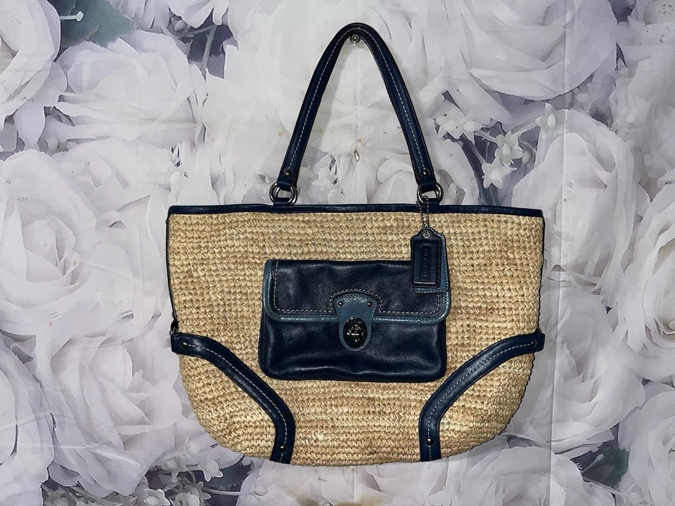 Bolso de paja Coach Legacy vintage en natural con ribete de cuero azul marino y bloqueo giratorio Foto 1 de 1