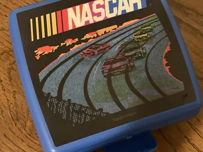 Fiambrera con bisagras Tupperware Sandwich Keeper NASCAR Cars holográfica azul Foto 1 de 4