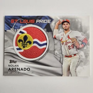 Tarjeta parche bandera de la ciudad del orgullo de San Luis Topps de Nolan Arenado 2022 roja CFP-NA 0634 - Imagen 1 de 8