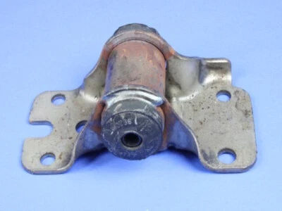 Оригинальный задний кронштейн пружины подвески CHRYSLER 4743950AB - Изображение 1 из 4