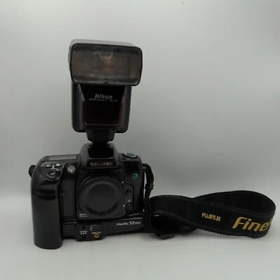 Fuji Fujifilm FinePix S1 Pro Body Camera Reflex Camera W/Nikon Speed light SB-24 - Image 1 of 4