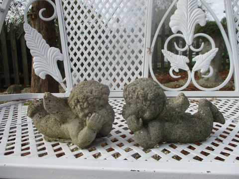 PAIR OF DIVINE SMALL VINTAGE CEMENT/CONCRETE RESTING GARDEN CHERUBS 7" LONG Cover