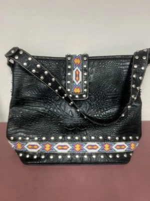 Bolso de mano Western Classic Blazin Roxx con cuentas y plata con tachuelas. 14” W X 11” L. Foto 1 de 4