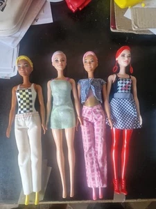 lot de 4 POUPÉES. BARBIES Cheveux Moulés - Imagen 1 de 5