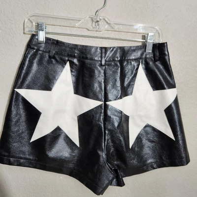 Pantalones cortos Nasty Gal para mujer pequeños de cuero sintético Star Festival tiro alto brillantes Foto 1 de 4