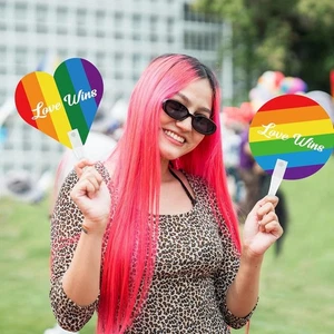 48- Stolz Herz und runder Regenbogen Handfächer mit Liebe gewinnt Worte, LGBT NEU - Bild 1 von 7