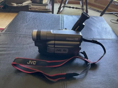 JVC Compact VHS-C Camcorder GR-AXM910 Camera & Accessories - Image 1 of 4