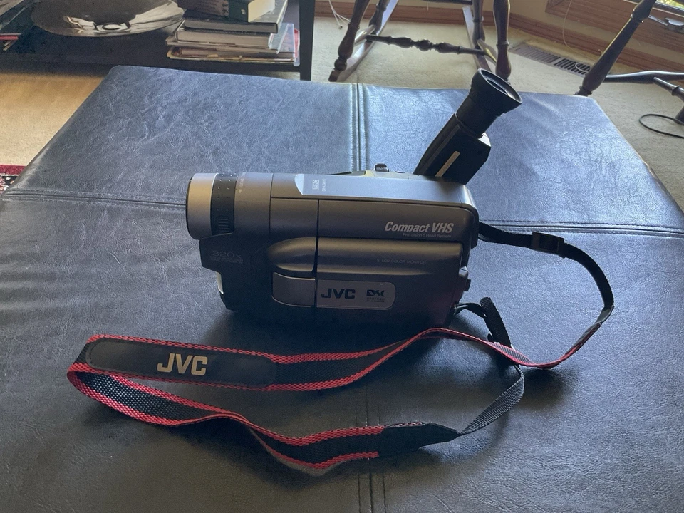 JVC Compact VHS-C Camcorder GR-AXM910 Camera & Accessories - Image 1 of 4