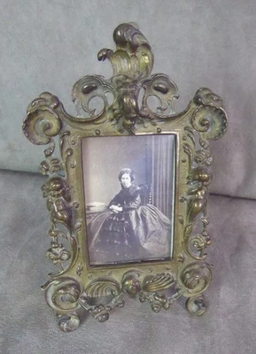 BEAU PORTE-PHOTO en bronze, à décor de chérubins. - Photo 1/4