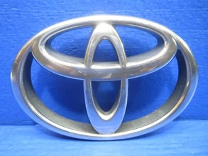 1999 2000 TOYOTA 4RUNNER FRONT GRILL EMBLEM, LOGO OEM B3 - Picture 1 of 9