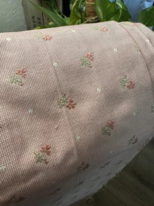 Tela bordada vintage flores rosas sobre rosa 4+ yardas 58" con lunares DESTO - Imagen 1 de 9