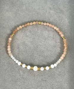 Elastisches Armband mit Mondstein, Sonnenstein & Perle – Harmonie & Energie ✨ - Bild 1 von 1