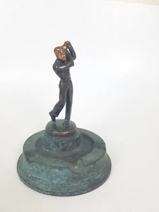 Estatua de golfista de bronce y latón vintage de cigarrillos o cigarros cenicero - Imagen 1 de 10