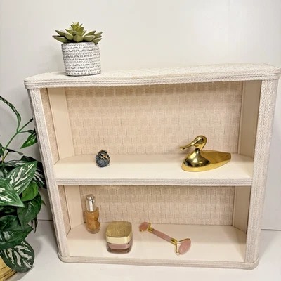 Estante de pared vintage de mimbre blanco tejido y madera para exhibición o baño con dos estantes Foto 1 de 4