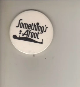 "Something's Afoot"" botón retrovisor 2 pulgadas Broadway coleccionable 1976 FLOP" - Imagen 1 de 1