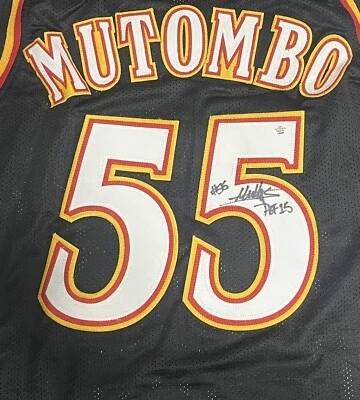 Dikembe Mutombo HOF 15' 签名亲笔签名亚特兰大老鹰队定制球衣带真品证明 — 第 1/4 张图片