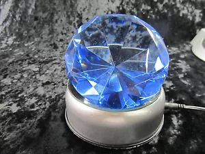 Vantage Inspired Crystal Diamond 100mm Blue / 7 LED Display Base AC/DC - Bild 1 von 1