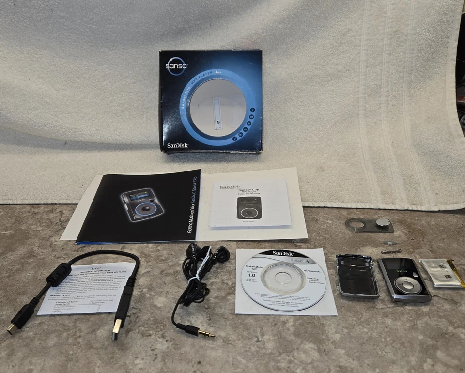 Sandisk Sansa Clip 4GB MP3 Player PARTS OR REPAIR Does Not Work When Plugged In - Image 1 of 4