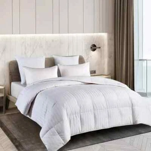 Hotel Grand White Goose FULL/ Queen 240 T Count Feather and Down Comforter NEW - Picture 1 of 5