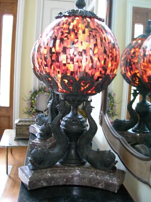 Lámpara base trípode de latón pátina Verdi esfera labial marrón Maitland Smith Foto 1 de 4