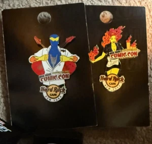 NYCC NEW YORK COMIC CON 2014 HARD ROCK CAFÉ EXCLUSIVO PRENDEDORES CONJUNTO DE 2 NUEVOS RAROS - Imagen 1 de 1