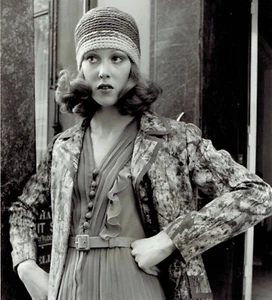 1974 Original Foto Mode Model posiert im Norman Hartnell Style Georgette Kleid - Bild 1 von 2