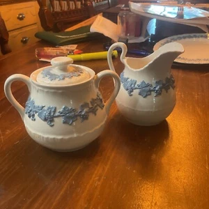 Antique 1922 Wedgewood Of Etruria L. Barlaston Embossed Creamer & Sugar - Picture 1 of 8