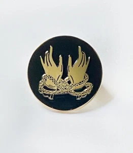 MAGIC HANDS IN HANDCUFFS & CHAINS SOFT ENAMEL PIN / Magic Collectible - Picture 1 of 2