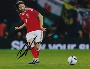 Calcio - Joe Allen - Fotografia firmata a mano 8x10 pollici - Galles - Certificato di autenticità - Foto 1 di 1