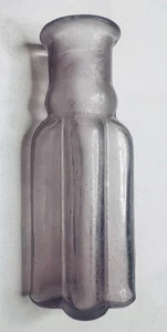 Antiguo frasco de medicina boticario de vidrio acanalado púrpura de 1903 - Imagen 1 de 18