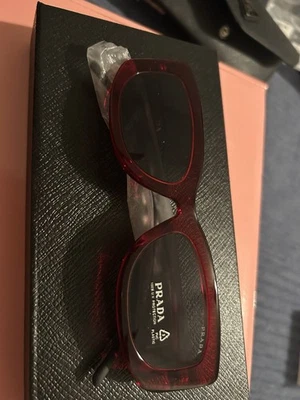 Gafas de sol rojas PRADA Foto 1 de 4