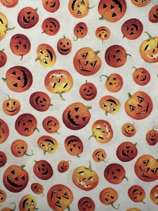 FRIGHT DELIGHT RILEY BLAKE RETRO VINTAGE HALLOWEEN PUMPKINS ON WHITE FABRIC HY - Picture 1 of 3