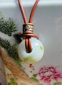 Collar Donut Grasa Flor Jade Certificado 20x15mm Cuero Cierre Acero Inoxidable - Imagen 1 de 10