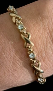 Vtg 8" AVON Gold Tone & Round Rhinestones Bracelet - Picture 1 of 4