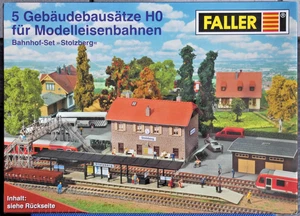 GS01) FALLER Bahnhof-Set H0 "Stolzberg" in OVP, Originalverschweißt - Bild 1 von 2