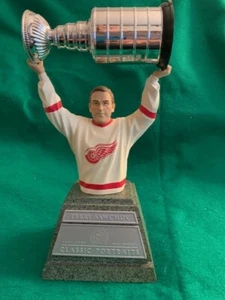 Terry Sawchuk -Alas Mini-Busto 2003-04 Cubierta Superior Retratos Clásicos CAJA ORIGINAL - Imagen 1 de 10