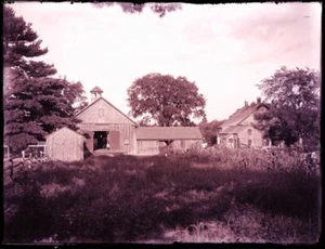 (1) LATE 1800s or EARLY 1900s GLASS NEGATIV: OLD FARM HOUSE, BARN, UNKNOWN LOCAL - Picture 1 of 2