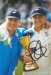 YORKSHIRE & ENGLAND CRICKET: FOTO TROFEO 6x4 firmada por Joe Root + certificado de autenticidad **prueba** - Imagen 1 de 2