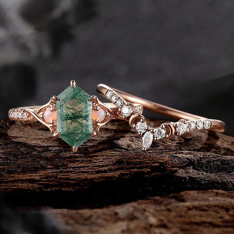 Delicado anillo de boda corona Art Deco de ágata musgo corte hexagonal, ópalo y diamantes Foto 1 de 4