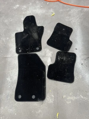 Juego de 4 alfombrillas Jeep Renegade 2015-2023 OEM NEGRAS DE ALTA RESISTENCIA Foto 1 de 4
