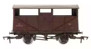 Dapol 4F-020-034 BR Cattle Wagon Brown B893325 OO Gauge Weathered + T48 Post - Picture 1 of 9