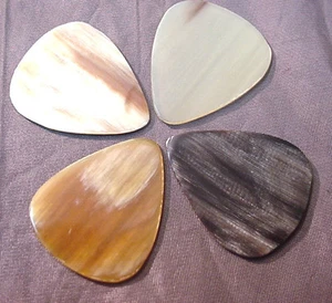 SELECCIÓN DE GUITARRA CUERNO DE BÚFALO ESTILO PLANO CLARO - Imagen 1 de 4