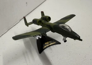 Fairchild Republic A-10A Thunderbolt II Diecast réplica y soporte de exhibición Maisto - Imagen 1 de 6