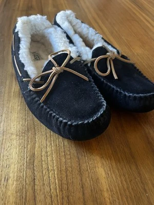 Zapatillas mocasín UGG Dakota para damas negras gamuza forro de lana 9 EE. UU., 40 UGGS de la UE Foto 1 de 4