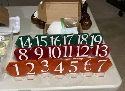 Números de mesa de boda con base de soporte y extras Foto 1 de 3