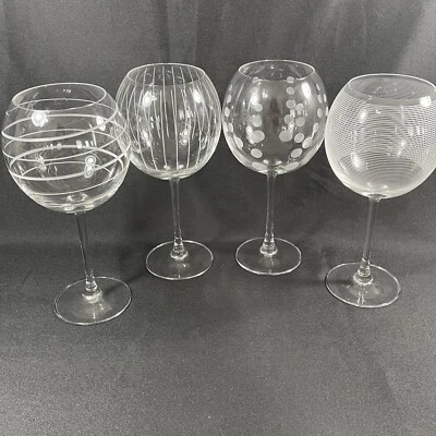 Juego de 4 copas de agua de vino globo Mikasa Clear Cheers grabadas 9 1/8" usadas en excelente estado Foto 1 de 4