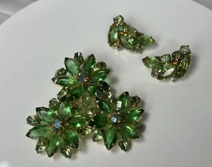 Vintage Gold Tone Green Aurora Borealis Rhinestone Flower Brooch & Earrings Set - Picture 1 of 16