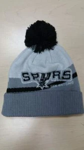 Adidas NBA San Antonio Spurs Equipo Nombre Guión Puño Pam Tejido Gorro Gorra - Imagen 1 de 2